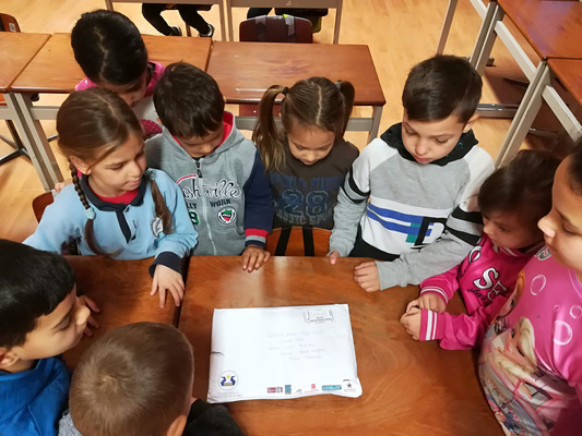 A un colegio de Rumanía ya han llegado las felicitaciones del Alkor.