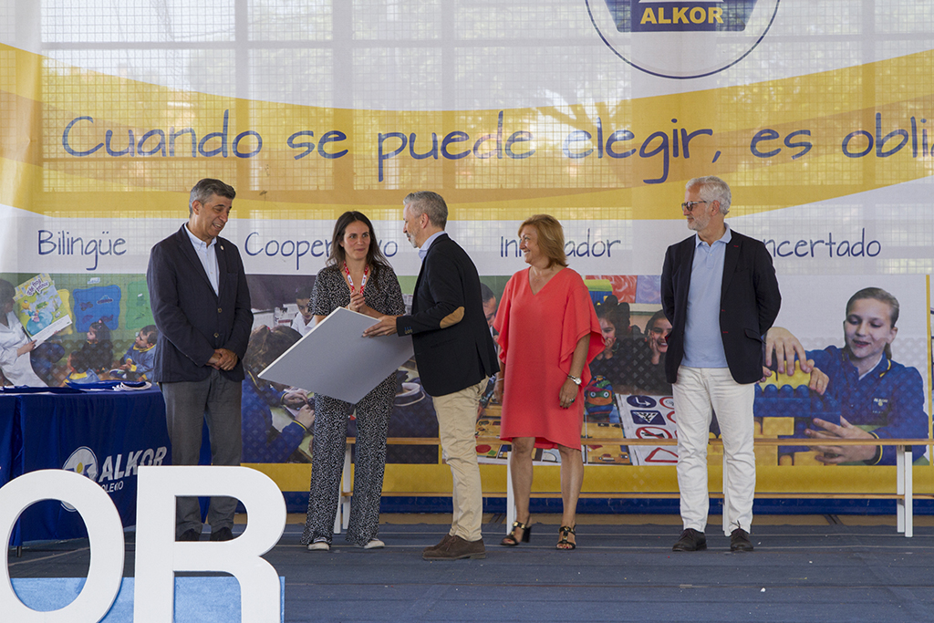 Cruz Roja el cheque solidario del Colegio Alkor